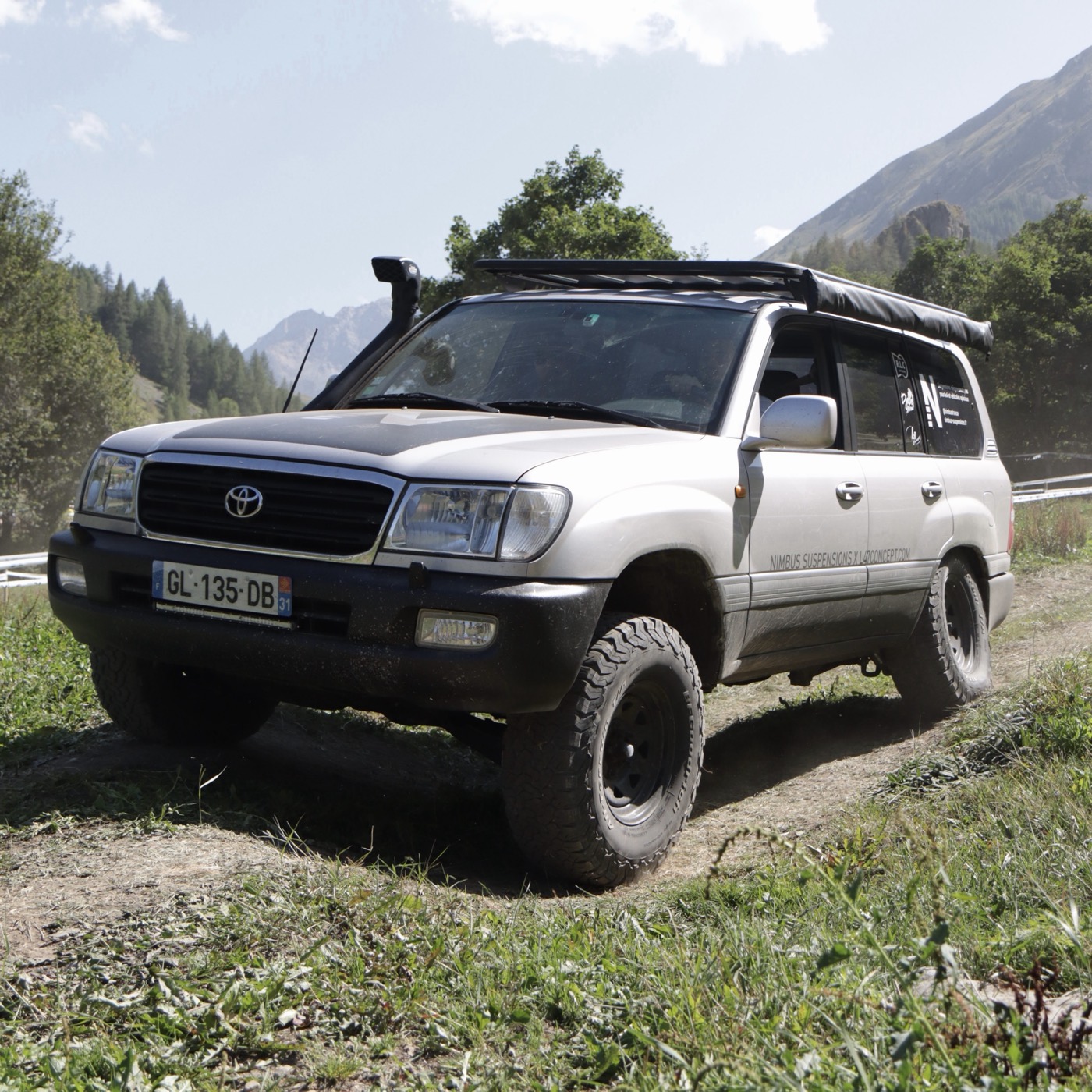 Toyota Land Cruiser 100 on an alpine track